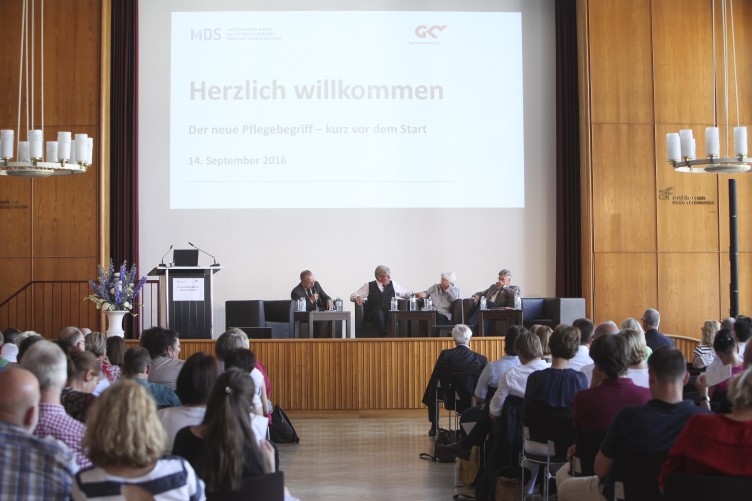 In der abschließenden Diskussionsrunde erörterten Lutz Stroppe, Ulrike Mascher, Gernot Kiefer und Moderator Tom Hegermann die weitere Umsetzung.