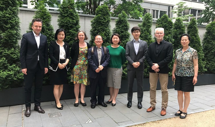 Mitglieder der südkoreanischen Delegation mit Mitarbeitenden des GKV-Spitzenverbandes