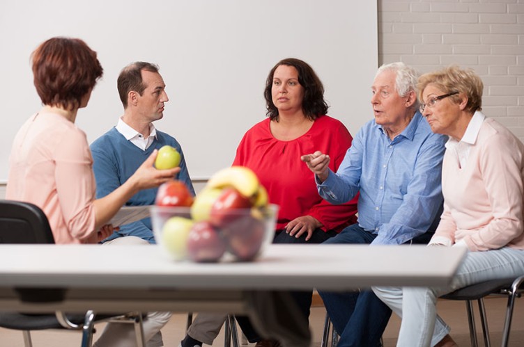 Eine Gruppe Menschen diskutiert über gesunde Ernährung