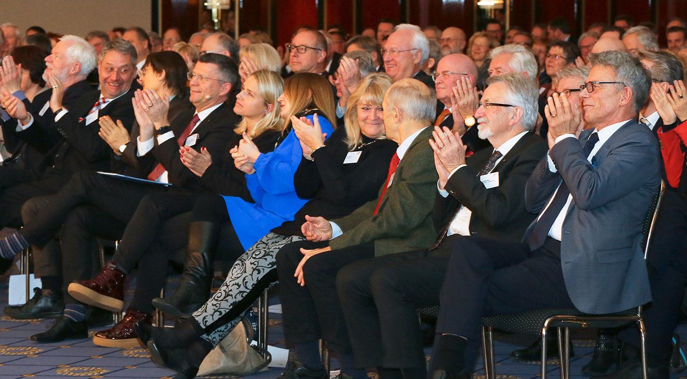 Rund 450 Gäste aus Politik, Gesundheitswesen und Selbstverwaltung nahmen an der Feierstunde im Maritim Hotel Berlin teil