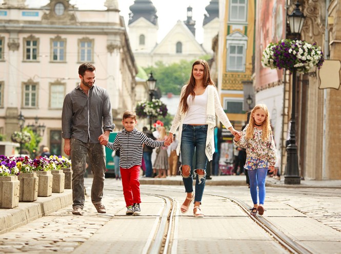 Eine Familie geht in der Stadt spazieren