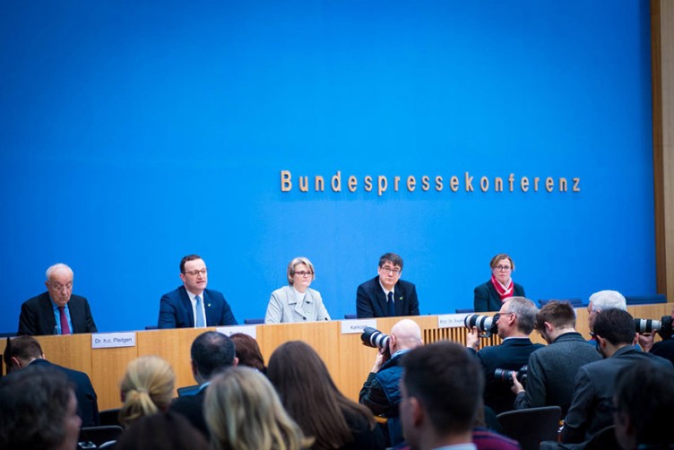 Pressekonferenz mit u. a. Jens Spahn und Anja Karliczek