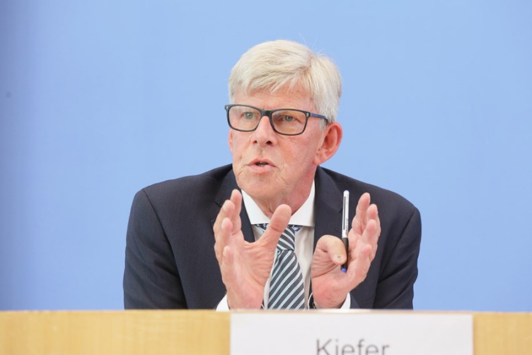 Gernot Kiefer in der Bundespressekonferenz