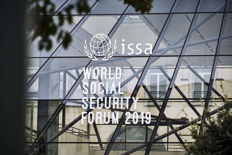 Außenansicht des Veranstaltungsgebäudes des Weltforum für soziale Sicherheit in Brüssel