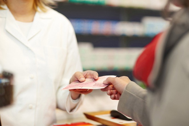 Rezeptübergabe in der Apotheke