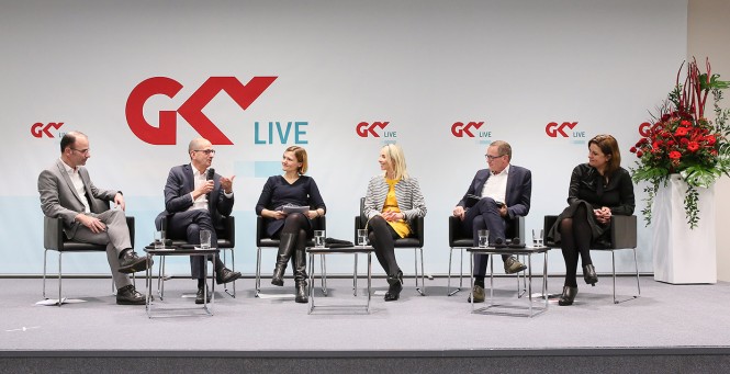 Auf dem Podium diskutierten (v. l.) Andreas Pfeiffer (Vorsitzender des Deutschen Verbandes der Ergotherapeuten), Dr. Achim Kessler MdB (Fraktion DIE LINKE. im Bundestag), Cordula Tutt, Stefanie Stoff-Ahnis, Dr. Roy Kühne MdB (CDU/CSU-Bundestagsfraktion) und Irina Cichon