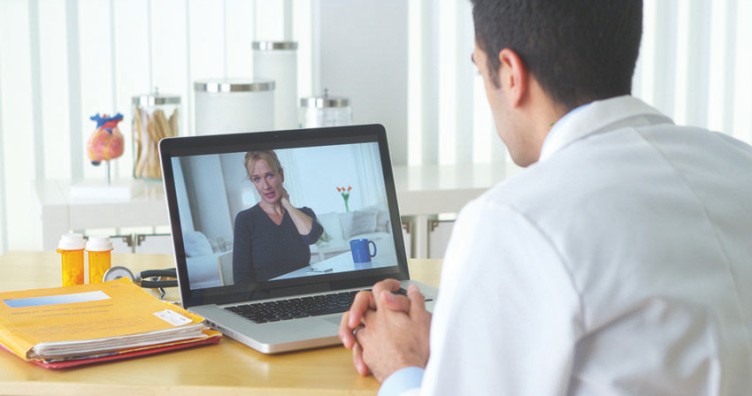 Arzt und Patientin bei der Videosprechstunde