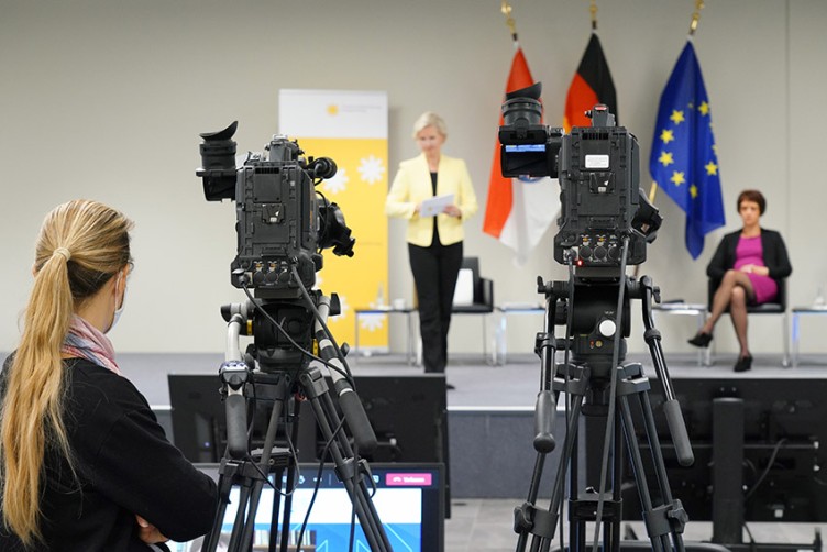 Szenenbild aus der Online-Konferenz mit Moderatorin und Teilnehmerin Dr. Doris Pfeiffer