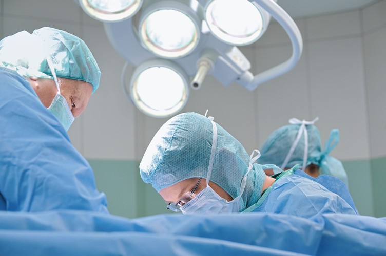 Ärzte mit Schutzkleidung im OP-Saal
