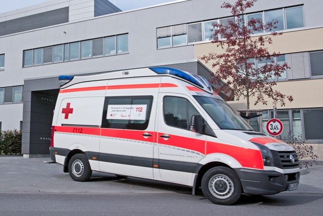 Ein Rettungswagen vor einem Gebäude