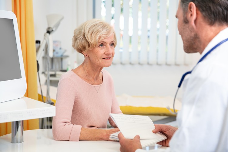 Eine Patientin spricht mit einem Arzt