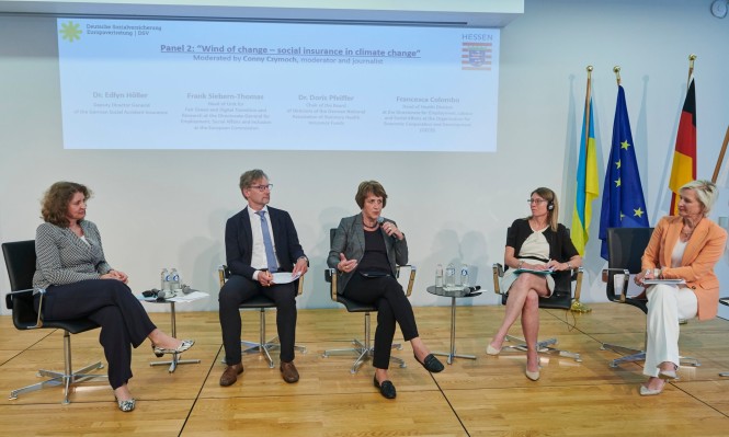 Dr. Doris Pfeiffer in der Diskussionsrunde "Wind of change - social insurance in climate change" auf der Jubiläumsveranstaltung der Europavertretung 