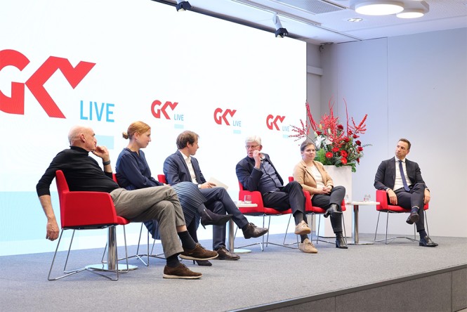Professor Dr. Kai Bussmann, Johanna Sell, Fabian Mader, Gernot Kiefer, Franziska Weidinger und Torsten Haase sitzen auf dem Podium und diskutieren