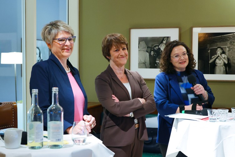 Gundula Roßbach (Präsidentin Deutsche Rentenversicherung Bund), Dr. Doris Pfeiffer (Vorstandsvorsitzende GKV-Spitzenverband) und Andrea Nahles (Vorstandsvorsitzende Bundesagentur für Arbeit) beim Parlamentarischen Frühstück der Sozialversicherung 