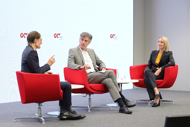 Karl Lauterbach, Stefanie Stoff-Ahnis und der Moderator Gerhard Schröder sitzen auf Stühlen und diskutieren.