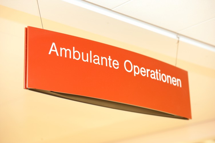 Schild mit der Aufschrift: "Ambulante Operationen"