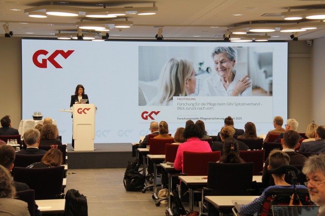 Dr. Antje Schwinger, Leiterin der Abteilung Pflege beim GKV-Spitzenverband begrüßt die Teilnehmenden