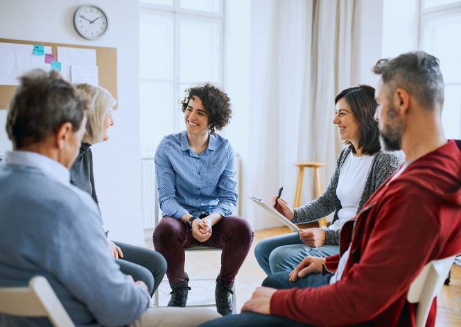 Mehrere Menschen bei einer Gruppentherapie