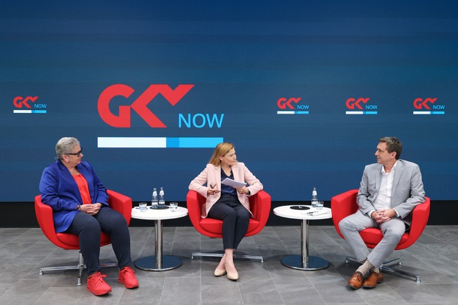Christine Vogler (Deutscher Pflegerat), Cordula Tutt (WirtschaftsWoche) und Oliver Blatt (GKV-Spitzenverband) in der Diskussion bei GKV NOW