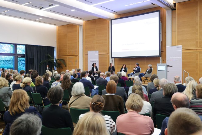 Gesprächsrunde 1 - von links nach rechts: Moderatorin Dr. Julia Kropf, Olivia Maloku, DGUV – Unfallkasse Nord, Dr. Susanne Weinbrenner, DRV Bund, Oliver Blatt, Vorstandsvorsitzender des GKV- Spitzenverbandes, Professorin Dr. Christina Stecker, SRH University of Applied Sciences Heidelberg/Berlin