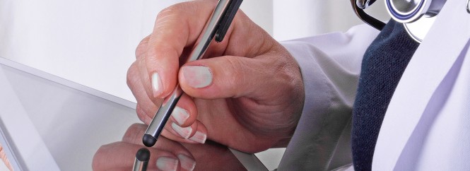 Eine Ärztin schreibt etwas auf einem Tablet