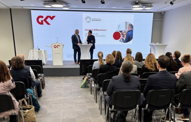 Blick auf das Podium der Statuskonferenz des GKV-Bündnisses für Gesundheit