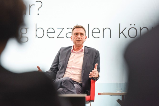 Oliver Blatt, Vorstandsvorsitzender des GKV -Spitzenverbandes, in der Diskussionsrunde bei GKV Live