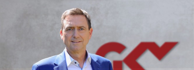 Oliver Blatt vor dem Gebäude des GKV-Spitzenverbandes