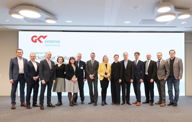 von links nach rechts: Jens Bussmann (Verband der Universitätsklinika Deutschlands e. V.), Ronald Schwarz (GKV-Spitzenverband), Dr. Lars Christoph Nickel und Dr. Sophia Schade (beide Bundesministerium für Gesundheit), Dr. Nadin Kastirke (GKV-Spitzenverband), PD Dr. Andreas Till (Bundesinstitut für Arzneimittel und Medizinprodukte), Johannes Wolff und Stefanie Stoff-Ahnis (beide GKV-Spitzenverband) und aus dem Team der Evaluation: Dr. Gunda Schwaninger und Prof. Dr. Johannes Zschocke (beide Medizinische Universität Innsbruck), Prof. Dr. Jonas Schreyögg, Prof. Dr. Tom Stargardt und Dr. Sebastian Neumann-Böhme (alle drei Universität Hamburg; HCHE) sowie Prof Dres. Stefan Balabanov (Universitätsspital Zürich)